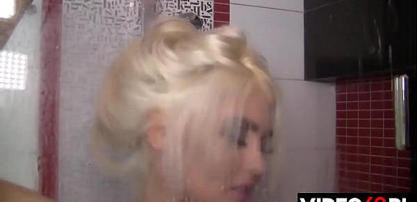 Perfecyjna cycata blondynka pod prysznicem